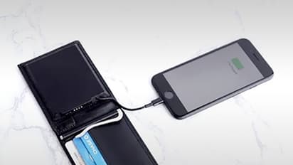 This solar wallet can recharge your smartphone