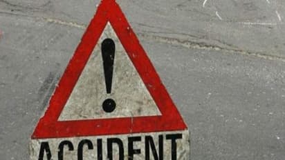 పంజగుట్టలో ఘోరం: బైక్ ను ఢీకొట్టిన కారు, ఫ్లై ఓవర్ నుంచి కిందపడి జర్నలిస్టు మృతి