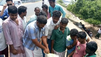 விபத்தில் சதம் போட்ட பாம்பன் பால சாலை… கேக் வெட்டி கொண்டாடிய பொதுமக்கள்..!