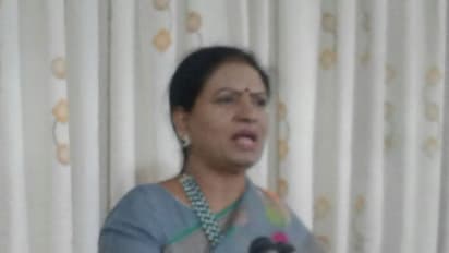 మీకు జీతాలిచ్చేది కేసీఆర్ కాదు... జనం, తిరగబడితే తట్టుకోలేరు : పోలీసులపై డీకే అరుణ ఘాటు వ్యాఖ్యలు