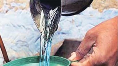 கடத்தப்படும் ரேசன் மண்ணெண்ணெய்; அதிகாரிகளின் சோதனையில் 1100 லிட்டர் பறிமுதல்; ஓட்டுநர்கள் ஓட்டம்...