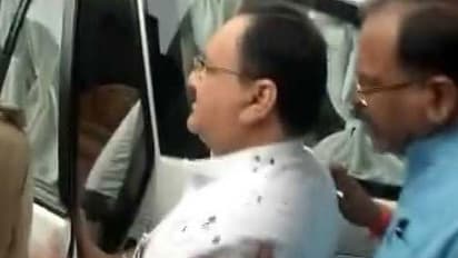 ജെ പി നദ്ദയ്ക്കു നേരെ വിദ്യാര്ഥികളുടെ മഷിയേറ്