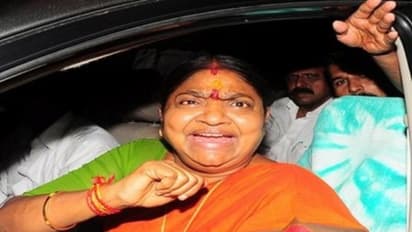 அதிமுகவில் வளர்மதி, வைகைச்செல்வனுக்கு புதிய பதவி... ஓபிஎஸ்-இபிஎஸ் எடுத்த அதிரடி முடிவு..!