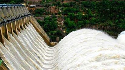 శ్రీశైలానికి భారీగా ఇన్ఫ్లో: రోజుకు 100 టీఎంసీలు