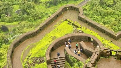 ലോഹഗഡില് പെരുമഴയത്ത് മൂന്ന് പെണ്ണുങ്ങള്!