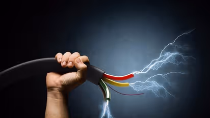 స్కూలు గేటుమీద విద్యుత్ తీగ.. విద్యార్థి మృతి, 8మందికి గాయాలు..