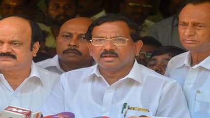 ஹிந்தி இனி கிடையாது தயங்கி தயங்கி முடிவெடுத்த அமைச்சர்..!! பாண்டியராஜனை பணிய வைத்த ஸ்டாலின்..!!