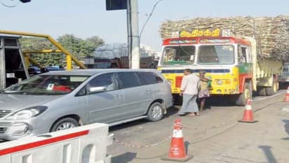 சுங்கச்சாவடியில் காசு கேட்டதற்கு கண்ணை மூடி காருக்குள் உட்காந்த திமுக கவுன்சிலர்