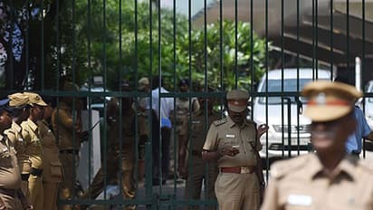 யாரோ முகம் தெரியாத குடிமக்களிடம் வசூலிக்கிறோம்... உண்மையை ஒப்புக்கொள்ளும் போலீஸாரின் அவலநிலை..!