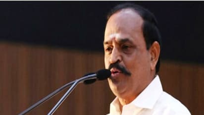 ஆவேச பாட்டியின் கையை பிடித்து அடக்கிய அமைச்சர்: கதிகலக்கி கிளம்பிய மக்களின் ஆத்திரம்... 