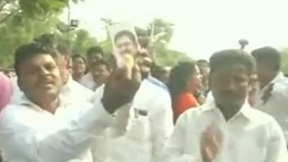 தினகரன் ஆதரவாளர்கள் பட்டாசு வெடித்து கொண்டாட்டம்!