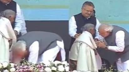 மூதாட்டியின் காலில் விழுந்த மோடி...! நடந்தது என்ன ?