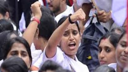 மருத்துவமனைகளுக்கு போகாமல் போராட்டம் நடத்தும் நர்ஸ்கள்…. கைது செய்யப்பட்டதால் பரபரப்பு !!!