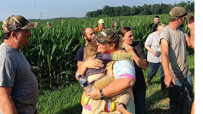 രാത്രി മുഴുവന് വയലില്, കുഞ്ഞിന് കൂട്ടിരുന്ന് നായ