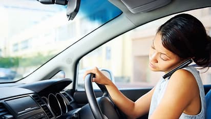 ಡ್ರೈವಿಂಗ್ ವೇಳೆ ಮೊಬೈಲ್ ಬಳಸಬಾರದು ಯಾಕೆ?-ಇಲ್ಲಿದೆ ವೀಡಿಯೋ!