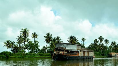 ആലപ്പുഴയിൽ യുവാവ് ഹൗസ് ബോട്ടിൽ നിന്ന് വീണുമരിച്ചു, അപകടം ഫോട്ടോ എടുക്കുന്നതിനിടെ