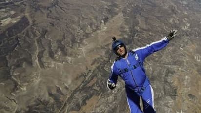 പാരച്യൂട്ടില്ലാതെ 25,000 അടി ഉയരത്തിൽ നിന്ന് ചാടി ലൂക്ക്