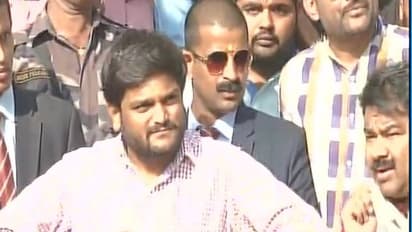 சூரத், ராஜ்காட், ஆமதாபாத்தில் மட்டும் ஓட்டு மெஷிலை ஹேக் பண்ணிட்டாங்கோ... புலம்பித்தள்ளும் ஹர்திக் படேல்!