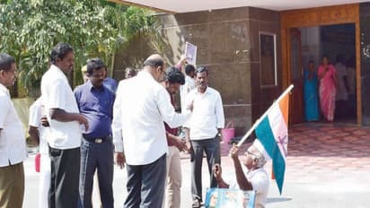 33 ஆண்டுகளுக்கு முன்பு வழங்கப்பட்ட நிலத்திற்கு பட்டா கேட்டு சுதந்திர போராட்ட தியாகியின் மகன் தர்ணா...