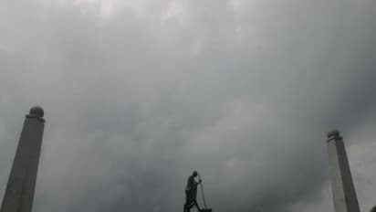 சென்னையை சூழும் கருமேகம்...! மாலை 5 மணிக்கே இருட்டிடுதுன்னு சொன்னா நம்பணும்...!