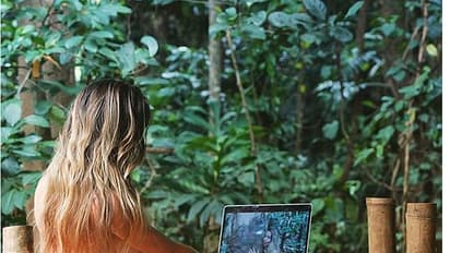 പരിപൂര്‍ണനഗ്നയായി കാട്ടിലൊരു ജീവിതം