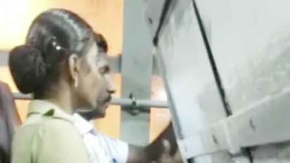 ఎస్పీ కార్యాలయంలోనే... ఒకే యువతితో ఇద్దరు పోలీసుల ప్రేమాయణం