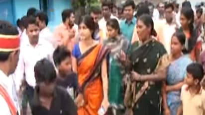 குடிக்க தண்ணீர் விடலனா புடிச்சிதான் வைப்போம்... - மாவட்ட ஆட்சியர் ரோகினியை ஓடவிட்ட பொதுமக்கள்...!