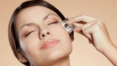 গরম থেকে মুক্তি পেতে ত্বকে বরফ ঘষছেন? জেনে নিন এতে ত্বকের আদৌ উপকার হয় কি না