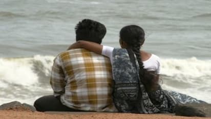 திருமணத்திற்கு பின் காதலனுடன் ஓடிய பெண் - கழுத்தை நெறித்து கொன்ற தந்தை...!!!