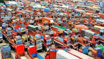 திட்டமிட்டபடி தொடங்கியது லாரிகள் வேலை நிறுத்தம்…. இனி அத்தியாவசிப் பொருட்கள் விலை ஜிவ்!!