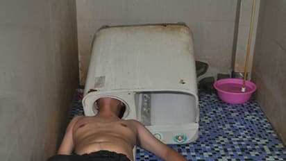 തകരാര് പരിശോധിക്കാന് വാഷിംഗ് മെഷീനിന് അകത്തേക്ക് കഴുത്തിട്ട യുവാവ് കുടുങ്ങി