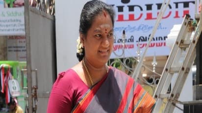 தினகரனுக்கு வாழ்த்து சொன்னதற்கு போனில் மிரட்டுறாங்க... போலீசில் புகார் அளித்த சசிகலா புஷ்பா!