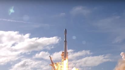 ഏറ്റവും കരുത്തേറിയ റോക്കറ്റ് ഫാൽക്കൻ ഹെവി വിക്ഷേപിച്ചു