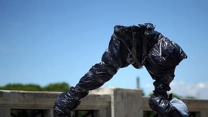 ജന്മനാട്ടില് സ്ഥാപിച്ച മെസിയുടെ പ്രതിമ തല്ലി തകർത്തു