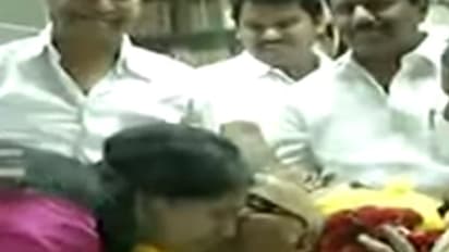 கன்னத்தில் முத்தமிட்ட கருணாநிதி...கண்ணீரில் மூழ்கிய கனிமொழி...!