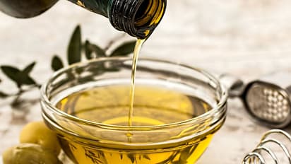 ദിവസവും അൽപം ഒലീവ് ഓയിൽ മുഖത്ത് പുരട്ടി നോക്കൂ