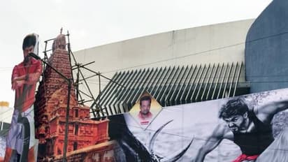 மெர்சலுக்கு கன்னட அமைப்புகள் காட்டிய கடும் எதிர்ப்பு! விஜய் ரசிகர்களுடன் மோதல்!