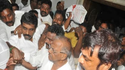 மதுசூதனனை தோற்கடிப்போம்!: அ.தி.மு.க.வில் உள் கலவரம்...