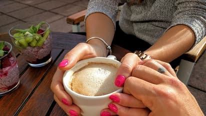 യുവാവ് ചോദിക്കുന്നു, തൊടുന്നതിനും ചുംബിക്കുന്നതിനും കാമുകിയോട് അനുവാദം ചോദിക്കണോ?