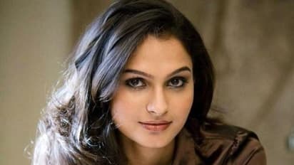 హీరోయిన్ కి బెదిరింపులు..ఆ పుస్తకం బయటకి రాదా..?