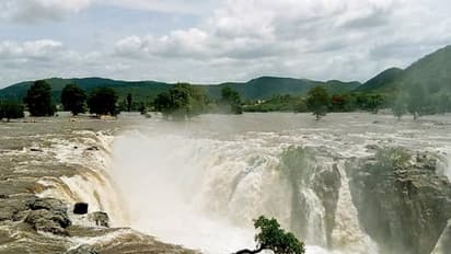 ஒகேனக்கல்லில் குளிக்கவும், பரிசல் இயக்கவும் 3-வது நாளாக தடை... பரவலான மழையால் பாதுகாப்பு நடவடிக்கை...