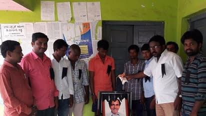 కొత్త తరహా నిరసన: డీఎస్సీ వేయలేదని కేసీఆర్ చిత్రానికి పాలాభిషేకం