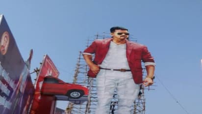 மெர்சல் சோகம்: பேனர் வைத்தபோது சுவர் இடிந்து விழுந்ததில் தலை நசுங்கி விஜய் ரசிகர் பலி…