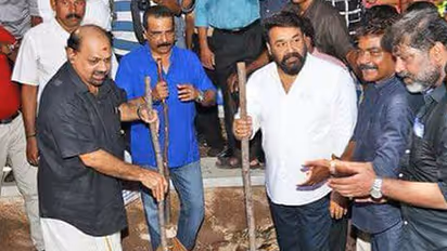 Mohanlal takes the broom for Swachh Bharat, PM Modi congratulates him