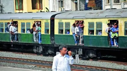 একটানা ৭ দিনে বাতিল কয়েকশো ট্রেন, চরম ভোগান্তির মুখে শিয়ালদহ মেইন লাইনের যাত্রীরা