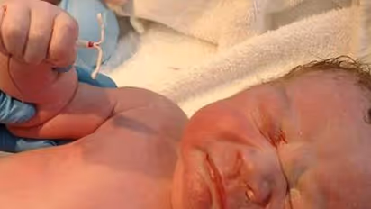 ಉತ್ತರ ಪ್ರದೇಶದಲ್ಲಿ ಆಧಾರ್ ಇಲ್ಲದ್ದಕ್ಕೆ ಚಿಕಿತ್ಸೆ ನಕಾರ : ಆಸ್ಪತ್ರೆ ಗೇಟಿನ ಬಳಿ ಹೆರಿಗೆ