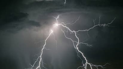 ఇంటి ఆవరణలో పిడుగుపాటు...ఓ యువకుడు మృతి, మరొకరి పరిస్థితి విషయం