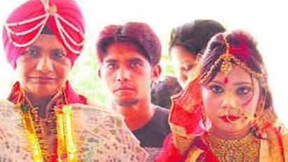 ಮಹಿಳಾ ಪೊಲೀಸ್'ಗೆ ಯುವತಿಯ ಮೇಲೆ ಅರಳಿದ ಪ್ರೇಮ: ಕುಟುಂಬಸ್ಥರ ಸಮ್ಮತಿಯೊಂದಿಗೆ ಅದ್ಧೂರಿ ಮದುವೆ!