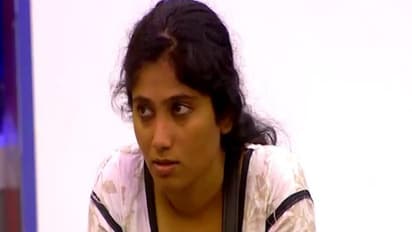 "உன்ன போய் வீர தமிழச்சின்னு நம்புனோமோ".... ஒரே ஒரு போட்டோவைப் போட்டு... நெட்டிசன்களிடம் வாங்கி கட்டிக்கொண்ட ஜூலி...!