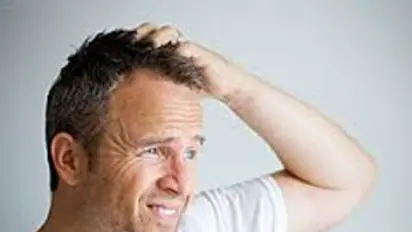 தலையில் உண்டாகும் அரிப்பை குணப்படுத்த நான்கு அற்புத மருத்துவ குறிப்புகள் இருக்கு...